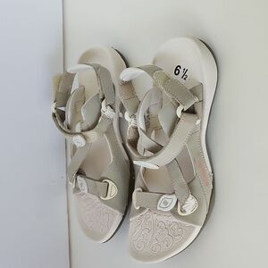 Columbia Women's Tan Sandals SunWrap Straps size 6 1/2